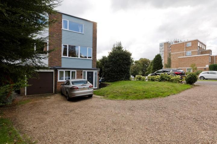 Stayinwoking At 30 Woodlands Horsell Exterior foto