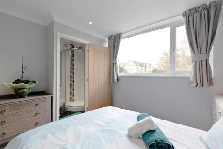 Stayinwoking At 30 Woodlands Horsell Exterior foto